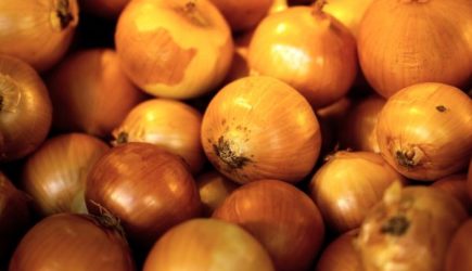 Месть Баку: в Азербайджане ликвидировали партию луковых колец из России