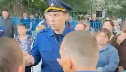 Сотни россиян вышли на улицы с одним требованием после смерти 15-летнего подростка