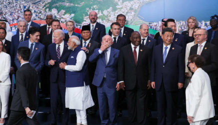 Bloomberg: порядок на фото на саммите БРИКС контрастирует с хаосом G20