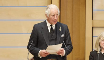 Залило кровью: состояние больного Карла III напугало общественность