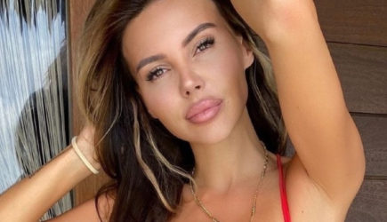 Самойлова показала со всех ракурсов фигуру в микробикини