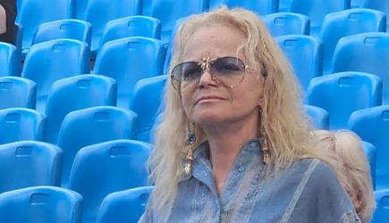 &#171;Пусть видят, какая есть&#187;: 69-летняя Лариса Долина вышла в люди без грамма макияжа