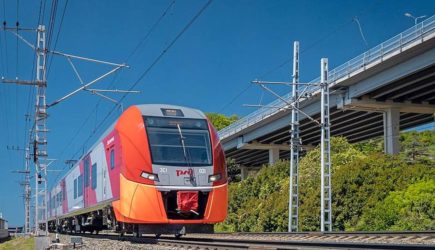 На крыше поезда в Москве нашли оказавшуюся мертвым подростком черную массу