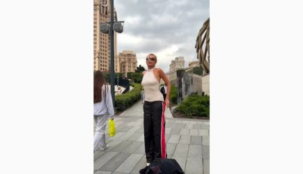 Певица Ханна разделась на глазах у прохожих