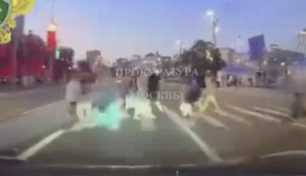 Автомобиль влетел в толпу пешеходов в Москве и скрылся с места ДТП