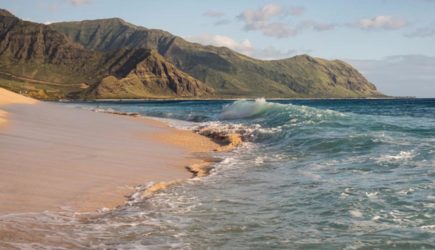 Российских туристов пригрозили расстрелять за приближение к пляжу у отеля