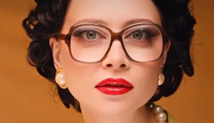 Самбурская показала роскошную грудь в тугом корсете — откровенное фото