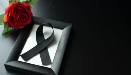 &#171;Он продолжается в каждом из нас&#187;: Россия прощается со звездой “Улиц разбитых фонарей”