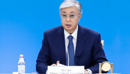 Токаев поручил наладить продажи нефти в обход России