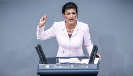 Катастрофа: Вагенкнехт потребовала отставки фон дер Ляйен и отмены сделки с США