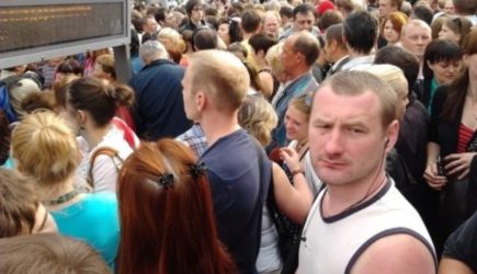 Неприятные летние запахи уходят из транспорта &mdash; россияне полюбили мыться