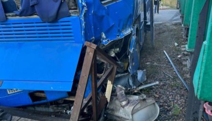 В сети появились фото с места ДТП грузового поезда и туристического автобуса в Ленобласти