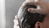 Волосы перестанут выпадать и сечься: прекратите делать эту ошибку в душе, которую допускают почти все