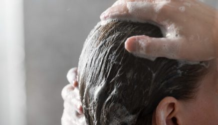 Волосы перестанут выпадать и сечься: прекратите делать эту ошибку в душе, которую допускают почти все
