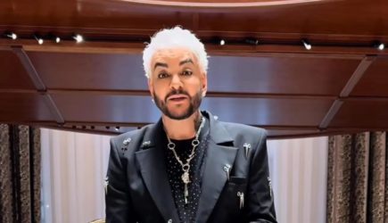 Подорвавший здоровье Киркоров рухнул со ступенек во время выступления