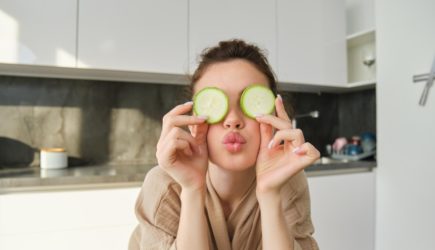 Хотите выглядеть моложе? Диетологи назвали продукты, которые замедляют старение