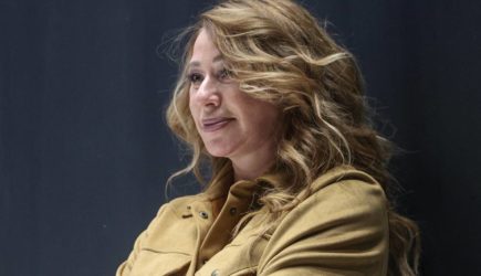 Алена Апина снялась без штанов в честь 61-летия