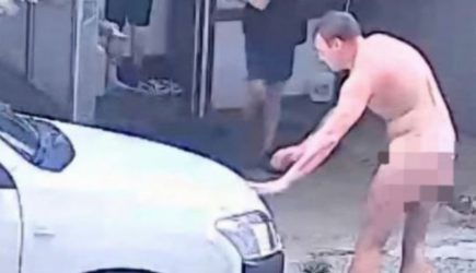 Посетители сауны в Новороссийске начали прогуливаться голышом по окрестным дворам