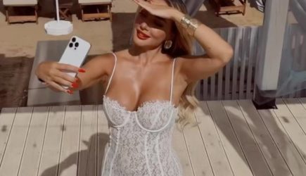 Седокова прошлась по улице, шокируя прохожих бесстыдным нарядом