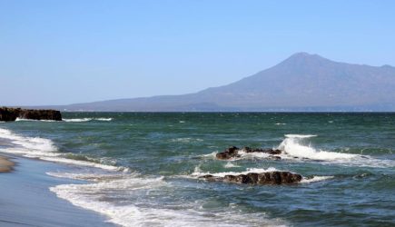 Россиянин провел неделю в море на бочке из-за ее содержимого