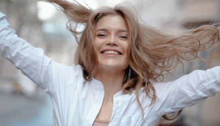 Звезда сериала «СашаТаня» выставила полностью голое фото из ванны