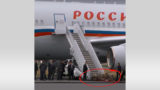 Американские солдаты встали на колени у самолёта Путина