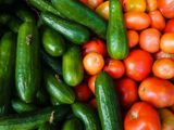 Почему нельзя смешивать огурцы и помидоры: опасное сочетание