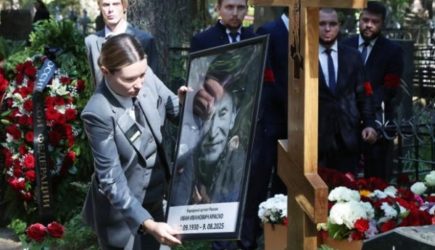 Боль и слезы: могила Ивана Краско утонула сразу после похорон