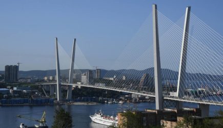 Серия взрывов прогремела во Владивостоке рядом с административными зданиями. Над городом заметили военный вертолет