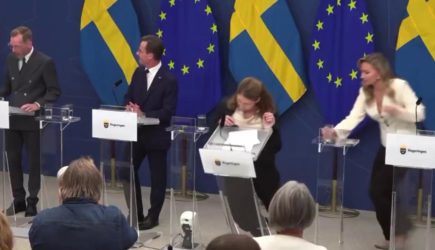 Министр здравоохранения рухнула прямо на сцене: мероприятие срочно отменили