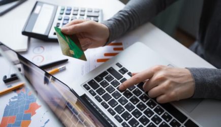 Дадут ли микрозайм на чужую карту в 2025 году?