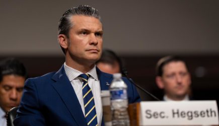 Глава Пентагона получил удар между ног в прямом эфире