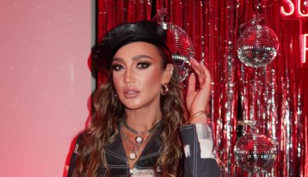 &#171;Вам лучше не знать&#187;: Бузова объяснила свои пальцы во рту у Киркорова