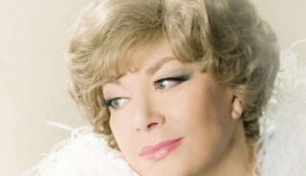 В инвалидной коляске, но принимает гостей и поет: как сейчас живет Эдита Пьеха