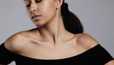 Эта зона тела кричит о вашем возрасте громче, чем лицо: вот как ей помочь