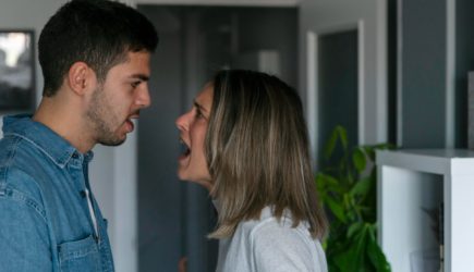 Когда тиран – она: 10 скрытых признаков, что женщина вас психологически разрушает