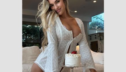 «Самая сексуальная в мире волейболистка» снялась в застегнутой на одну пуговицу блузе