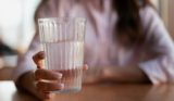 Правило двух литров – миф: доктор Мясников назвал реальную норму воды в день