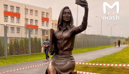 Скульптура учительницы с букварем и сосками взбудоражила подмосковный Дзержинский