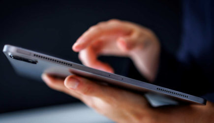 Муж сжег заживо жену на глазах у детей из-за iPad