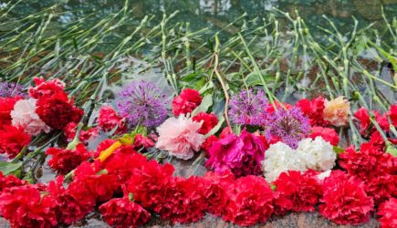 Люди несут цветы к дому Олега Басилашвили в Петербурге