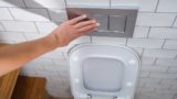 Названа весомая причина закрывать крышку унитаза при смывании