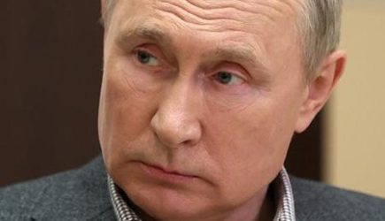 Потерявший управление мотоцикл чуть не придавил его