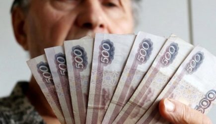 Пенсионерам со стажем до 1997 г. поднимут пенсию на 2000 руб. с 1 ноября