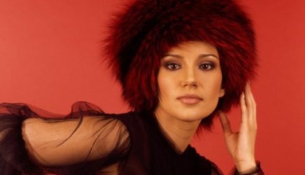 Опять встречают по ушанке: в моду вернулись меховые шапки из 1980-х