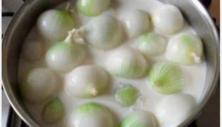 Сварите лук в молоке и выпейте отвар: хватит одного раза