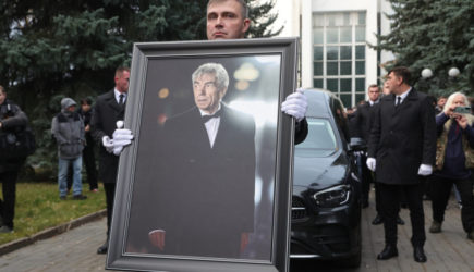 Открытый гроб, слезы жены, извинения Эрнста: как прошли похороны Николаева