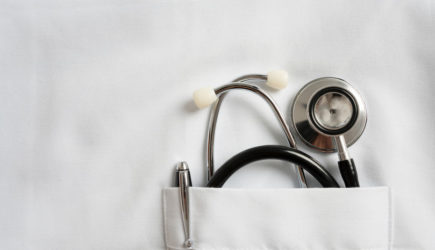 Врач Умнов назвал проблемы с глотанием и двоение в глазах симптомами ботулизма