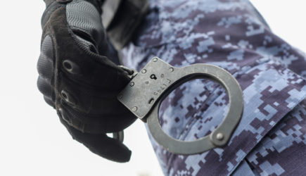 «Подтянули за старое». Известного блогера задержали в прямом эфире: детали