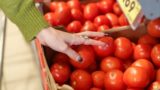 Шесть продуктов, которые лучше съесть поздно вечером: Уходит жир на животе